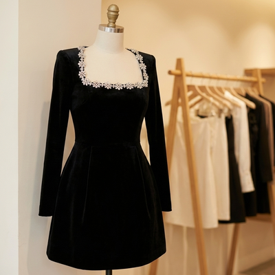 Elegante vestido de cuello cuadrado con flores y pedrería - Vestido de fiesta de corte A